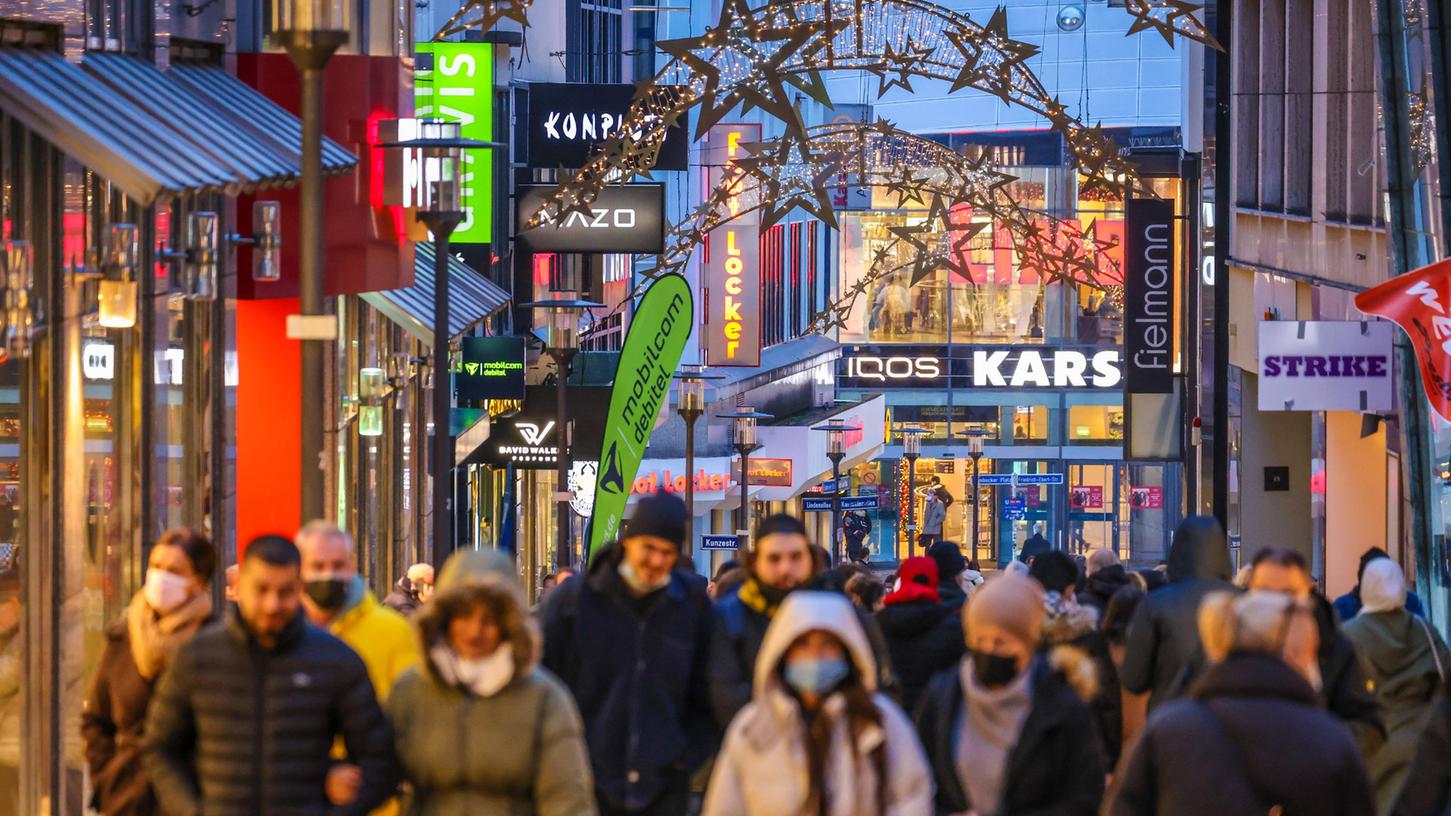 Shopping ist für viele Ungeimpfte in Bayern passé. Sie dürfen nur noch in Läden des täglichen Bedarfs einkaufen.
Shopping ist für viele Ungeimpfte in Bayern passé. Sie dürfen nur noch in Läden des täglichen Bedarfs einkaufen.