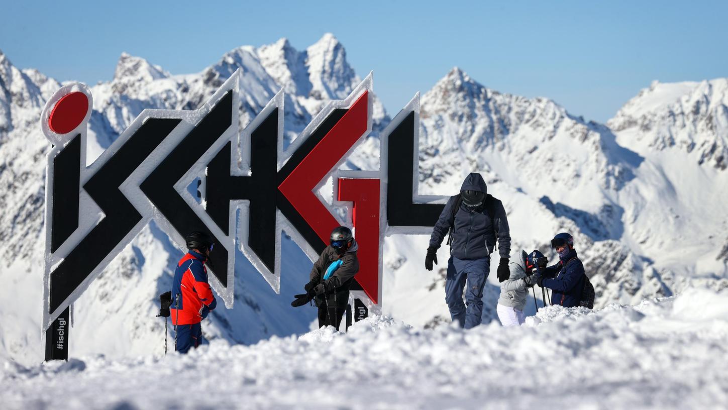 Ski-Vergnügen mit Schattenseiten. Vor allem in den Après-Ski-Bars in Ischgl infizierten sich Anfang 2020 viele Urlauber. Ski-Vergnügen mit Schattenseiten. Vor allem in den Après-Ski-Bars in Ischgl infizierten sich Anfang 2020 viele Urlauber.
