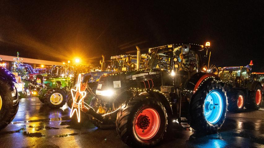 Bei der Aktion "Ein Funken Hoffnung" fuhren bis zu 60 beleuchtete Traktoren durch Bamberg und sorgten bei tausenden Zuschauern und vor allem bei den Kindern für strahlende Gesichter.