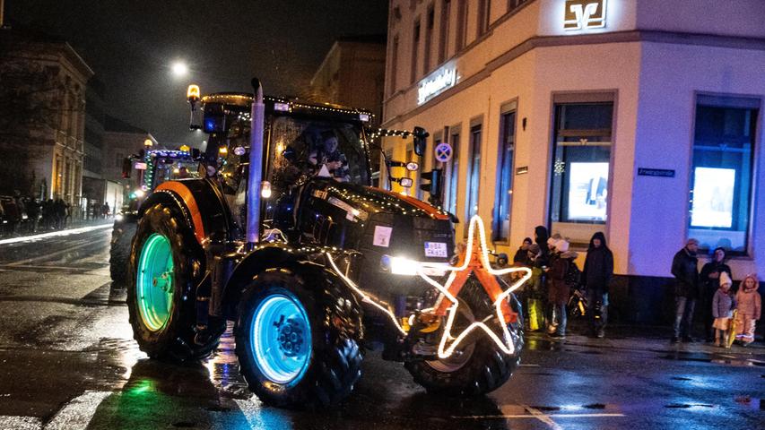 Bei der Aktion "Ein Funken Hoffnung" fuhren bis zu 60 beleuchtete Traktoren durch Bamberg und sorgten bei tausenden Zuschauern und vor allem bei den Kindern für strahlende Gesichter.