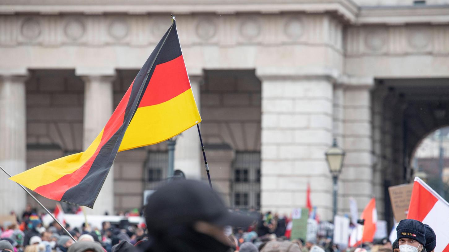 Nicht nur vor dem Privathaus der sächsischen Landespolitikerin, auch in mehreren Städten in Deutschland und Österreich gingen am Wochenende wieder Menschen auf die Straße, um gegen die Corona-Maßnahmen zu demonstrieren. So wie hier im Bild am Samstag in Wien - auch unter deutscher Flagge.
