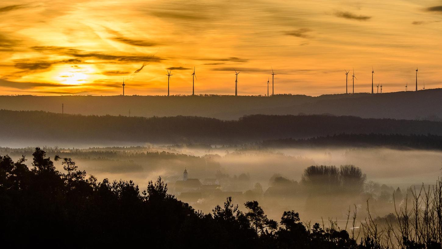 Rund 48 Millionen Kilowattstunden Strom haben die wenigen Windräder im Landkreis Roth 2019 erzeugt. Das Potenzial wäre riesig, aber der Ausbau ist durch die bayerische 10-H-Abstandsregel praktisch zum Erliegen gekommen. Gemeinden könnten sich zwar über die Regel hinwegsetzen - in der Praxis passiert das aber fast nirgends, weil überall mit Widerstand zu rechnen wäre. Unser Bild zeigt den Jura-Windpark bei Oberhochstatt im Landkreis Weißenburg-Gunzenhausen.
Rund 48 Millionen Kilowattstunden Strom haben die wenigen Windräder im Landkreis Roth 2019 erzeugt. Das Potenzial wäre riesig, aber der Ausbau ist durch die bayerische 10-H-Abstandsregel praktisch zum Erliegen gekommen. Gemeinden könnten sich zwar über die Regel hinwegsetzen - in der Praxis passiert das aber fast nirgends, weil überall mit Widerstand zu rechnen wäre. Unser Bild zeigt den Jura-Windpark bei Oberhochstatt im Landkreis Weißenburg-Gunzenhausen.
