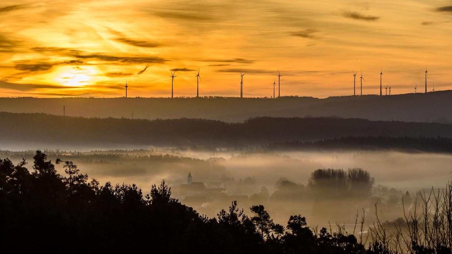 Rund 48 Millionen Kilowattstunden Strom haben die wenigen Windräder im Landkreis Roth 2019 erzeugt. Das Potenzial wäre riesig, aber der Ausbau ist durch die bayerische 10-H-Abstandsregel praktisch zum Erliegen gekommen. Gemeinden könnten sich zwar über die Regel hinwegsetzen - in der Praxis passiert das aber fast nirgends, weil überall mit Widerstand zu rechnen wäre. Unser Bild zeigt den Jura-Windpark bei Oberhochstatt im Landkreis Weißenburg-Gunzenhausen.