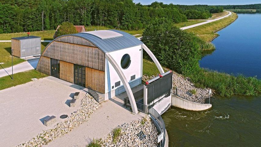 Die Potenziale der Stromproduktion durch Wasserkraft sind im Landkreis Roth weitgehend ausgeschöpft. Die größeren (hier das Kraftwerk am Einlass des Rothsees) und kleineren Kraftwerke liefern jährlich rund 26 Millionen Kilowattstunden Ökostrom.
Die Potenziale der Stromproduktion durch Wasserkraft sind im Landkreis Roth weitgehend ausgeschöpft. Die größeren (hier das Kraftwerk am Einlass des Rothsees) und kleineren Kraftwerke liefern jährlich rund 26 Millionen Kilowattstunden Ökostrom.