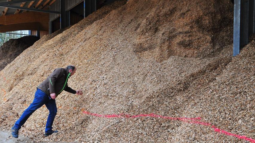 Der Landkreis Roth ist einer der waldreichsten in ganz Bayern. Bei der Wärmeproduktion setzt man schon seit vielen Jahren auf Hackschnitzel (Bild), Stückholz und Pellets. Das spart Erdöl und Erdgas. Doch das Institut für Energietechnik der Hochschule Amberg-Weiden hält das Potenzial inzwischen für weitgehend ausgeschöpft. Allenfalls ein Zuwachs um fünf Prozent sei in den nächsten Jahren noch denkbar.
Der Landkreis Roth ist einer der waldreichsten in ganz Bayern. Bei der Wärmeproduktion setzt man schon seit vielen Jahren auf Hackschnitzel (Bild), Stückholz und Pellets. Das spart Erdöl und Erdgas. Doch das Institut für Energietechnik der Hochschule Amberg-Weiden hält das Potenzial inzwischen für weitgehend ausgeschöpft. Allenfalls ein Zuwachs um fünf Prozent sei in den nächsten Jahren noch denkbar.