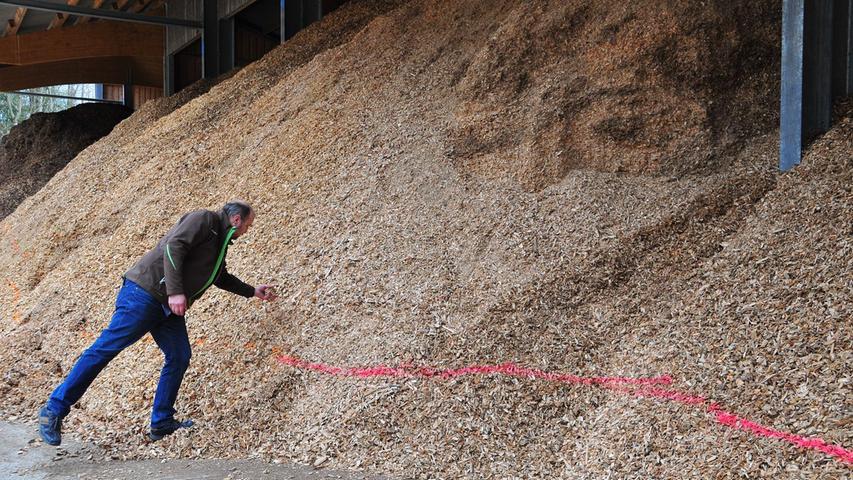 Der Landkreis Roth ist einer der waldreichsten in ganz Bayern. Bei der Wärmeproduktion setzt man schon seit vielen Jahren auf Hackschnitzel (Bild), Stückholz und Pellets. Das spart Erdöl und Erdgas. Doch das Institut für Energietechnik der Hochschule Amberg-Weiden hält das Potenzial inzwischen für weitgehend ausgeschöpft. Allenfalls ein Zuwachs um fünf Prozent sei in den nächsten Jahren noch denkbar.  