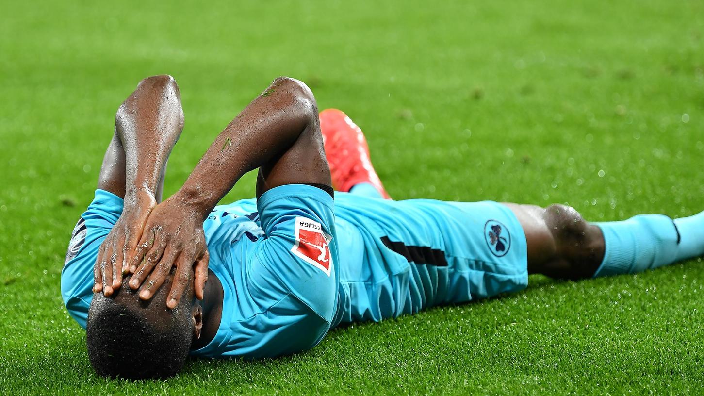 Nicht zu fassen: Angreifer Dickson Abiama sank nach der 1:7-Niederlage in Leverkusen zu Boden