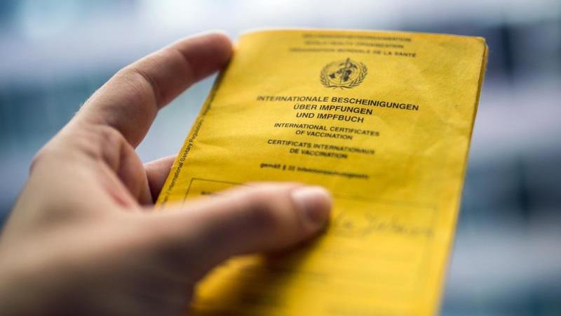 Im Impfausweis stehen sensible Gesundheitsdaten. Eine Kopie des Ausweises führt daher zur Problemen.
Im Impfausweis stehen sensible Gesundheitsdaten. Eine Kopie des Ausweises führt daher zur Problemen.