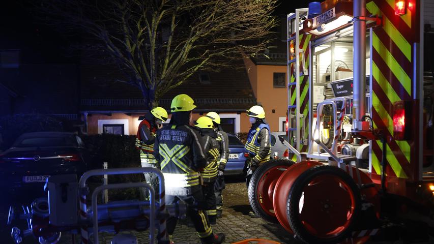 Feuerwehr rettet bewusstlose Frau aus verrauchter Wohnung in Stein