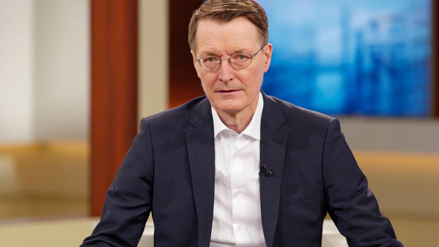 Der SPD-Gesundheitsexperte und Epidemiologe Karl Lauterbach soll Nachfolger von Jens Spahn werden.
Der SPD-Gesundheitsexperte und Epidemiologe Karl Lauterbach soll Nachfolger von Jens Spahn werden.