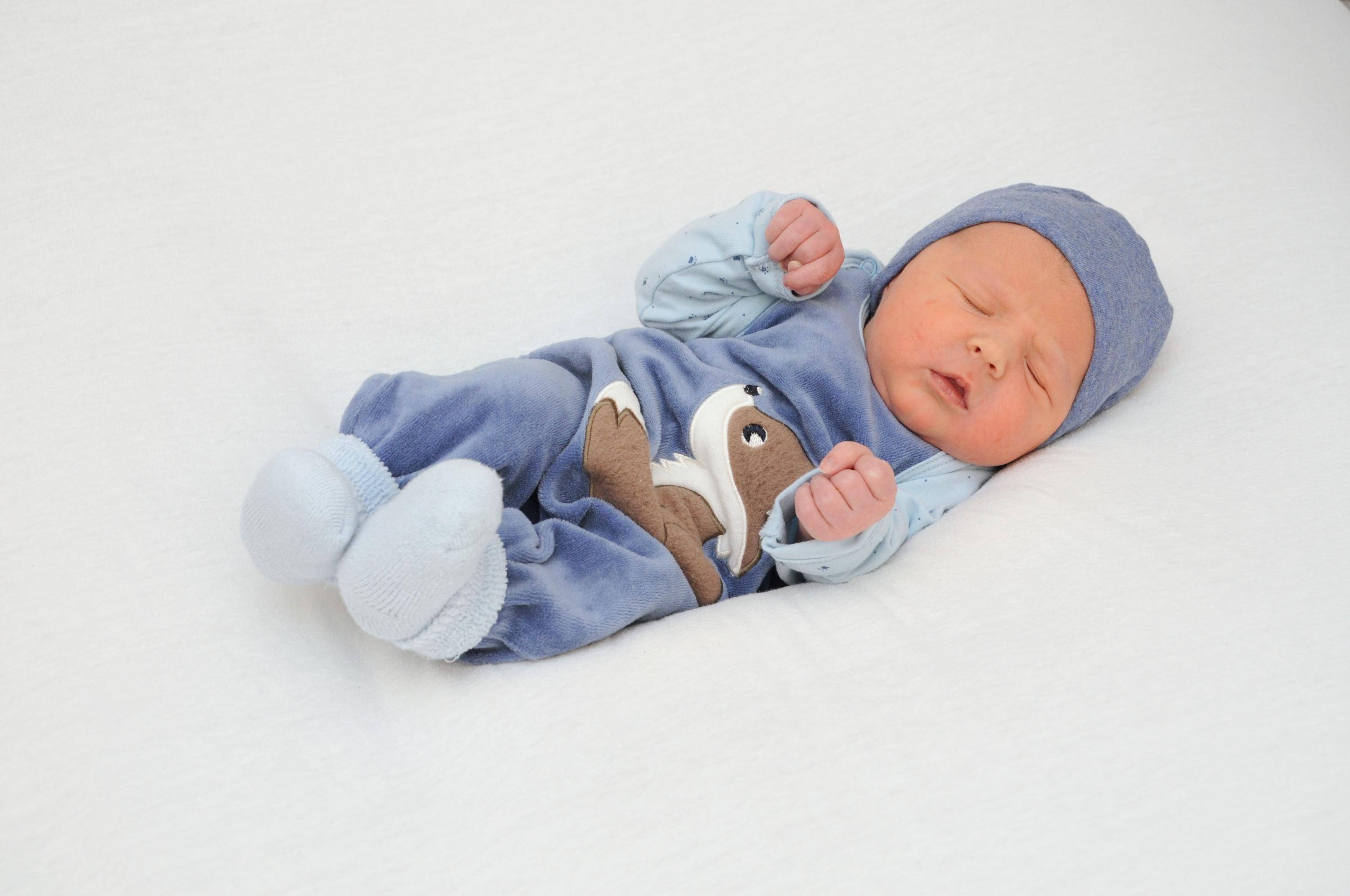 Servus Timo! Am 4. Dezember öffnete Timo zum ersten Mal seine Augen. Geboren wurde er im Südklinikum Nürnberg. Er bringt 3510 Gramm auf die Waage und ist 53 Zentimeter groß.