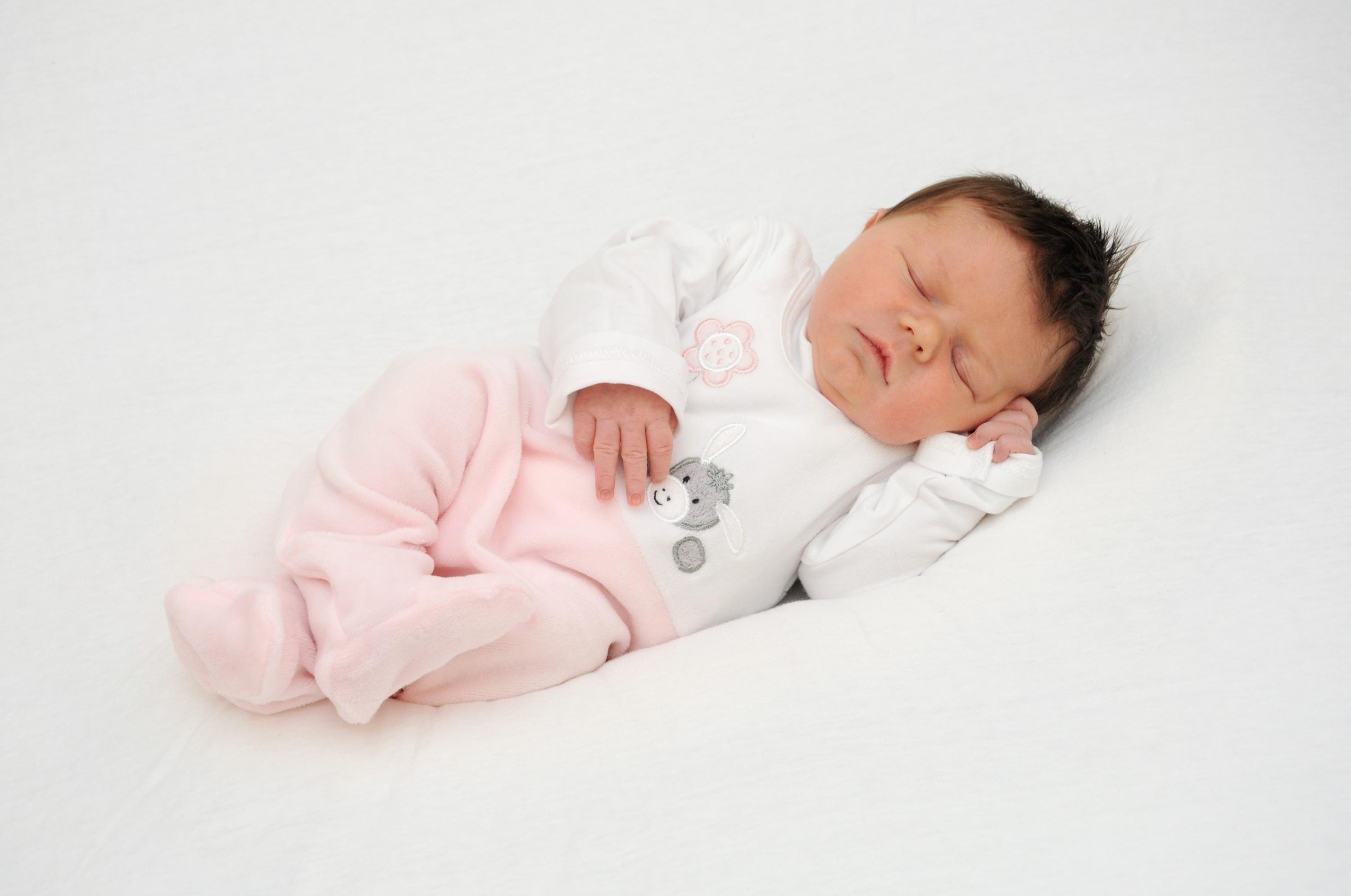 Die süße Emilia Marie ruht sich gerade noch von der Geburt aus, bevor sie munter ins Leben startet. Am 1. Dezember erblickte sie im Südklinikum Nürnberg das Licht der Welt. Die kleine Maus ist 51 Zentimeter groß und wiegt 3570 Gramm. 