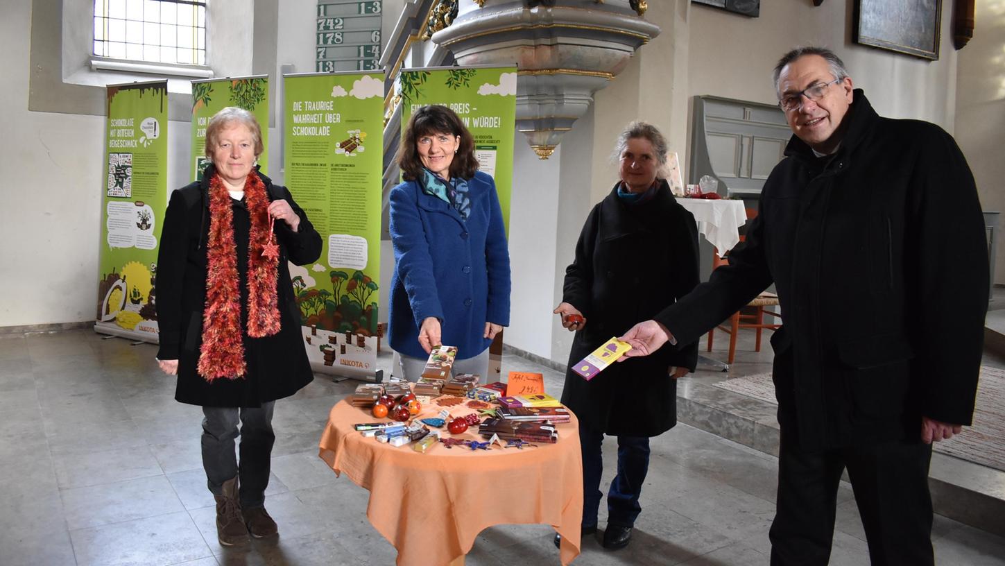 Über die Fairtrade-Produkte freuen sich (v. li.) Gertrud Seitz, Getrud Wiesheier, Angela Seckendorf und Dekan Reiner Redlingshöfer.