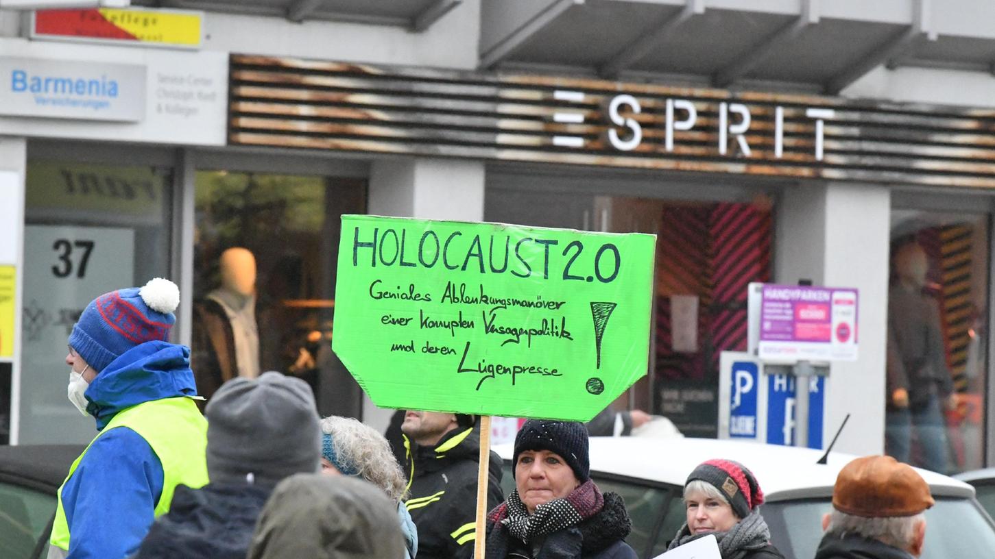 Das Plakat auf der Impfgegner-Demo in Neumarkt beschäftigt nun auch die Kripo. Das Plakat auf der Impfgegner-Demo in Neumarkt beschäftigt nun auch die Kripo.