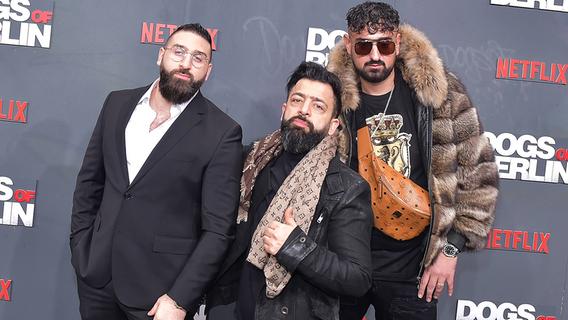 Rap-Journalist Rooz (Mitte) mit Rapper Haftbefehl (rechts) und Erfan Bolourchi, dem Manager von Haftbefehl, auf der Weltpremiere der Netflix-Serie "Dogs of Berlin".