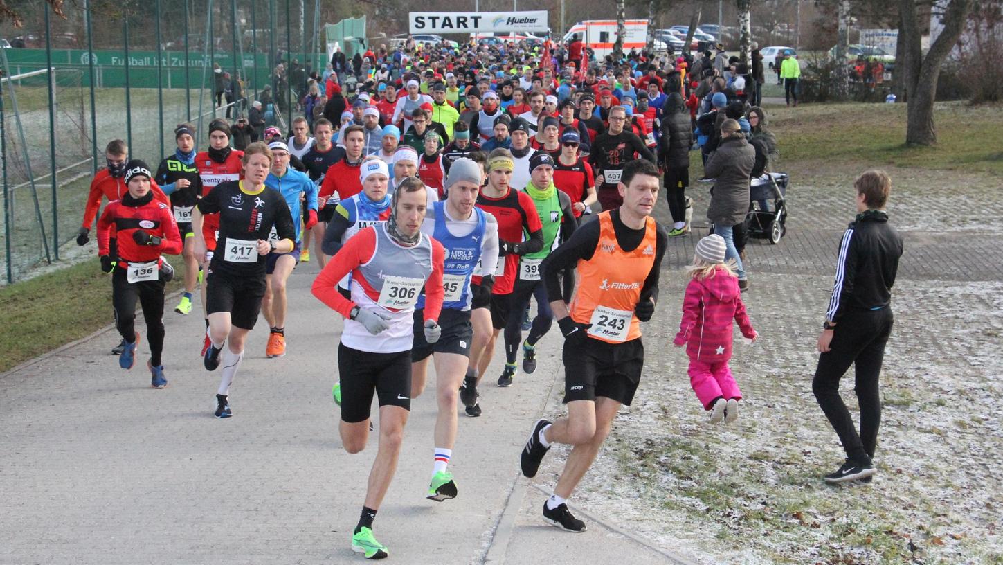 Mit weit über 500 Läufern und Läuferinnen hatte der zwölfte Silvesterlauf von Arriba Göppersdorf am 31. Dezember 2019 (hier der Start) einen neuen Teilnehmerrekord zu verzeichnen. Gerne hätte der Ausrichterverein daran angeknüpft, musste jetzt aber zum zweiten Mal in Folge absagen. Die 13. Auflage soll nun 2022 folgen.