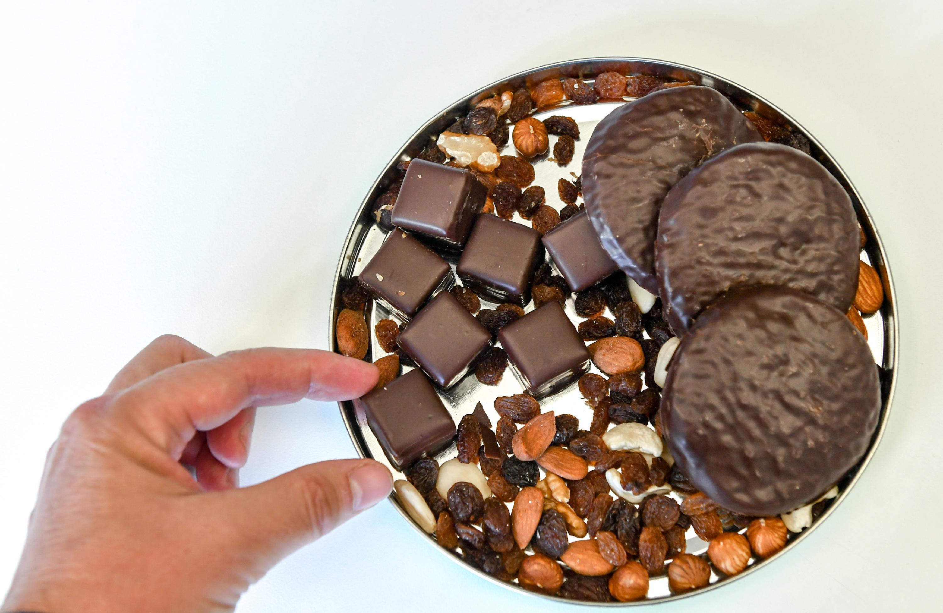 Dass Schokolade für Hunde und Katzen hochgiftig ist, wissen mittlerweile die meisten. Aber auch bei anderen Weihnachtsleckereien sollte man vorsichtig sein, die starken Gewürze verursachen bei Tieren Bauchschmerzen.