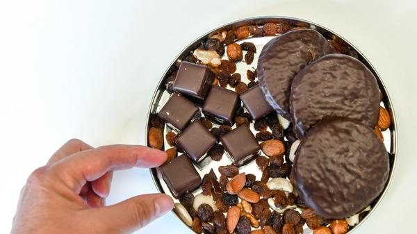 Dass Schokolade für Hunde und Katzen hochgiftig ist, wissen mittlerweile die meisten. Aber auch bei anderen Weihnachtsleckereien sollte man vorsichtig sein, die starken Gewürze verursachen bei Tieren Bauchschmerzen.