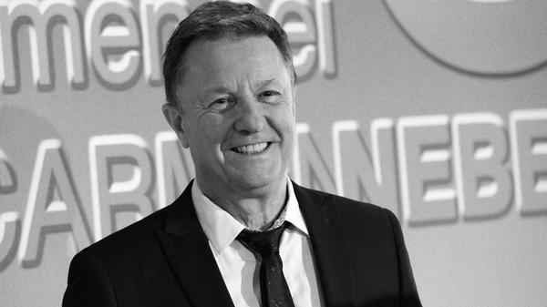 Er sei im Alter von 72 Jahren nach kurzer Krankheit friedlich eingeschlafen, teilte Manager Cliff Cooper von der Orange Electronic Music Company mit.Miles war vor allem für seinen Hit "Music" aus dem Jahr 1976 bekannt. In einer Mitteilung seiner Familie auf der Facebook-Seite des Künstlers, hieß es in Anlehnung an die erste Zeile des Songs: "You were our first love and will be our last." ("Du warst unsere erste Liebe und wirst unsere letzte sein.")