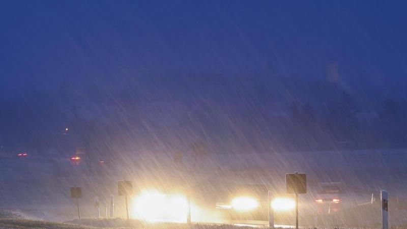 Schneefälle in Franken haben im morgendlichen Berufsverkehr für glatte Straßen gesorgt.
Schneefälle in Franken haben im morgendlichen Berufsverkehr für glatte Straßen gesorgt.