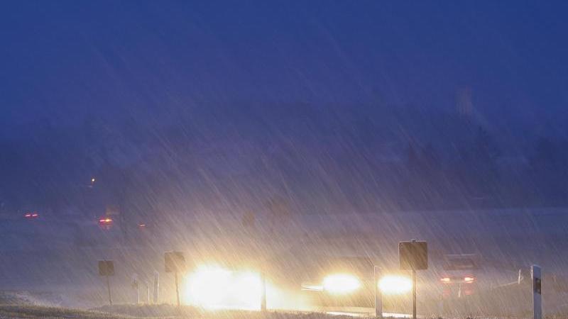 Schneefälle in Franken haben im morgendlichen Berufsverkehr für glatte Straßen gesorgt.