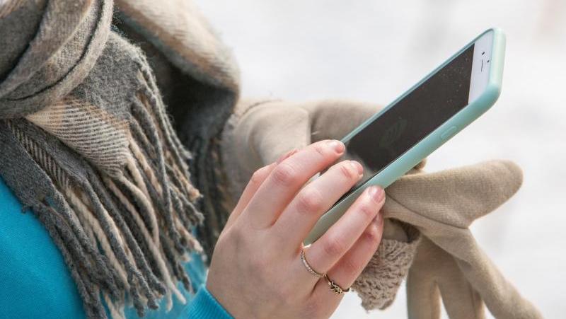 Brrr: Da frieren Hand und Handy. Brrr: Da frieren Hand und Handy.