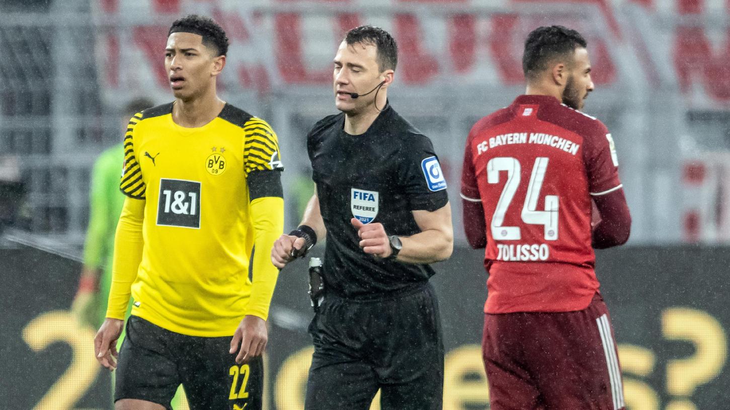 Schiedsrichter Felix Zwayer sah bei der Begegnung Borussia Dortmund gegen FC Bayern München nicht immer glücklich aus. 
