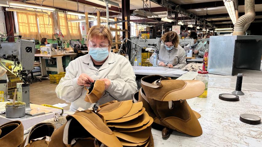 150 Arbeitsschritte stecken in den handgefertigten Schuhen der Firma Lotusse.