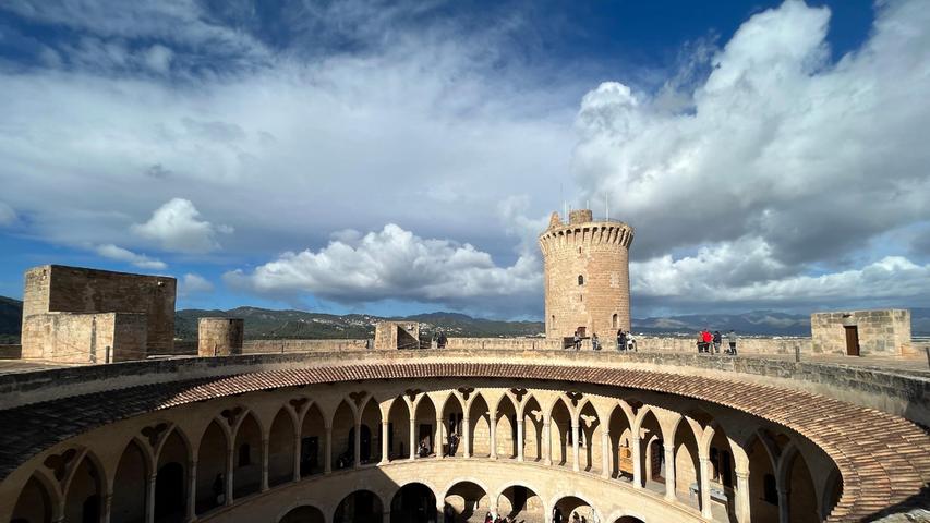 Oberhalb der Inselhauptstadt Palma liegt das Castell de Bellver, von dort aus bieten sich schöne Ausblicke auf die Stadt und das Meer.