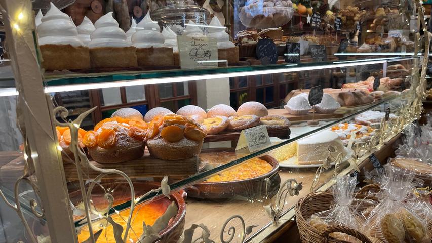 Kuchen, Plätzchen und mehr: Im Advent ist die Auswahl in den Bäckereien besonders groß.