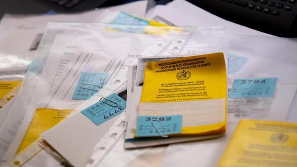 Ermittlungen: Polizistin soll Impfausweise gefälscht haben_urn-newsml-dpa-com-20090101-211206-99-281339_large_4_3.jpg