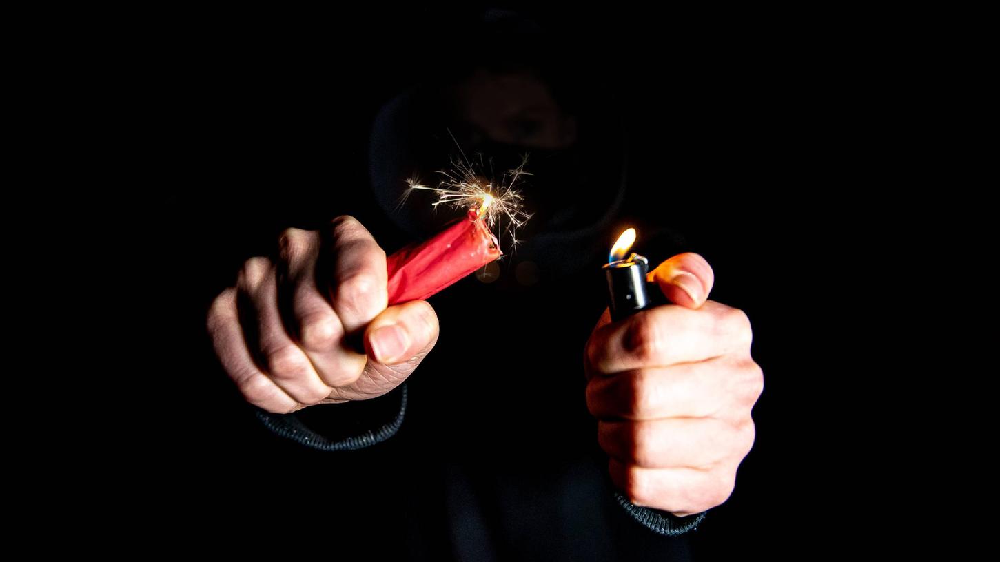 Durch ein Böllerverbot könnten mehr illegale Kracher eingeschmuggelt werden, die deutlich mehr Sprengkraft besitzen und sehr viel gefährlicher sind als die in Deutschland erhältlichen. Durch ein Böllerverbot könnten mehr illegale Kracher eingeschmuggelt werden, die deutlich mehr Sprengkraft besitzen und sehr viel gefährlicher sind als die in Deutschland erhältlichen.