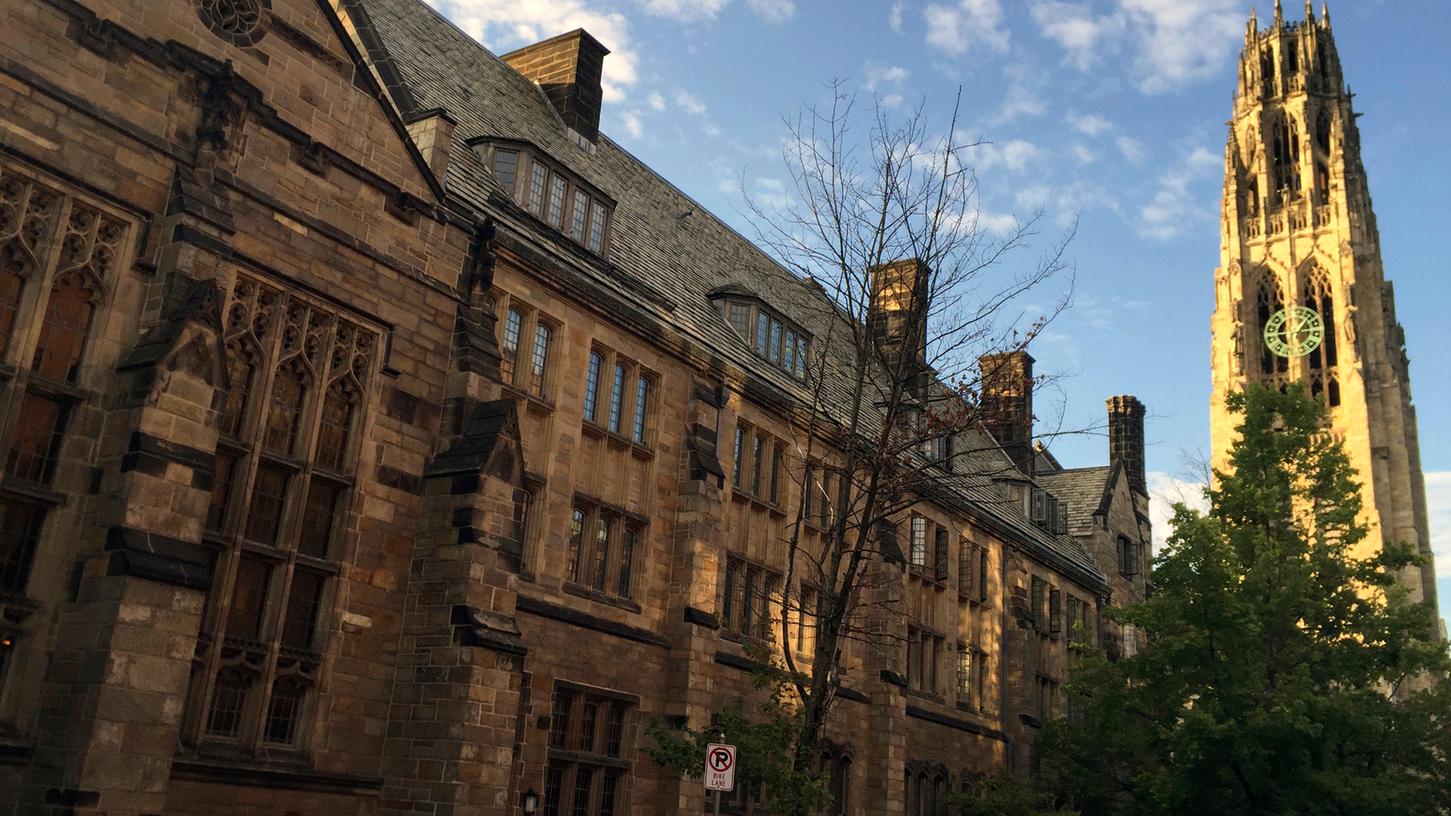Die Elite-Universität Yale im US-Bundesstaat Connecticut gilt als eine der renommiertesten Universitäten der Welt. Insgesamt haben 49 Nobelpreisträger in Yale studiert, gelehrt oder gearbeitet. Zu den Absolventen der Universität zählen fünf US-Präsidenten, 19 Richter des Obersten Gerichtshofs der USA und diverse ausländische Staatsoberhäupter. Die Elite-Universität Yale im US-Bundesstaat Connecticut gilt als eine der renommiertesten Universitäten der Welt. Insgesamt haben 49 Nobelpreisträger in Yale studiert, gelehrt oder gearbeitet. Zu den Absolventen der Universität zählen fünf US-Präsidenten, 19 Richter des Obersten Gerichtshofs der USA und diverse ausländische Staatsoberhäupter.