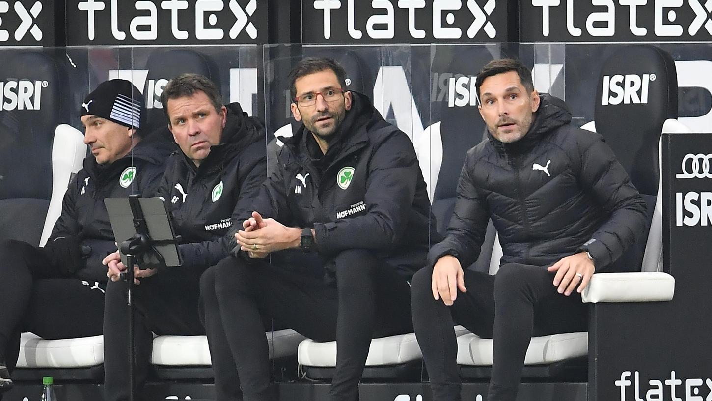 "Wir bekommen viel zu viele Gegentore": Eine Einschätzung, die Cheftrainer Stefan Leitl (r.) mit seinem Assistenten Andre Mijatovic (2.v.r.) teilen dürfte.