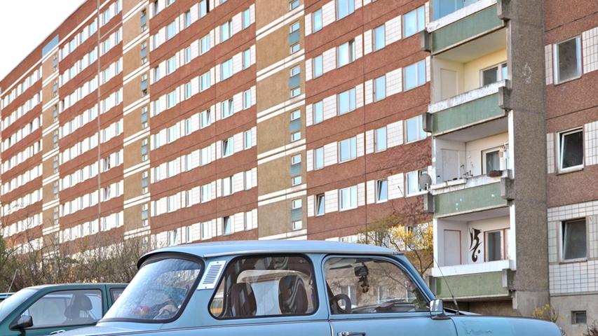 Ein Trabant 601, geparkt vor einem Plattenbau im Leipziger Stadtteil Grünau. Der unverkennbare Sound der DDR-Zweitakter ist gänzlich aus dem Straßenbild in Deutschland verschwunden.