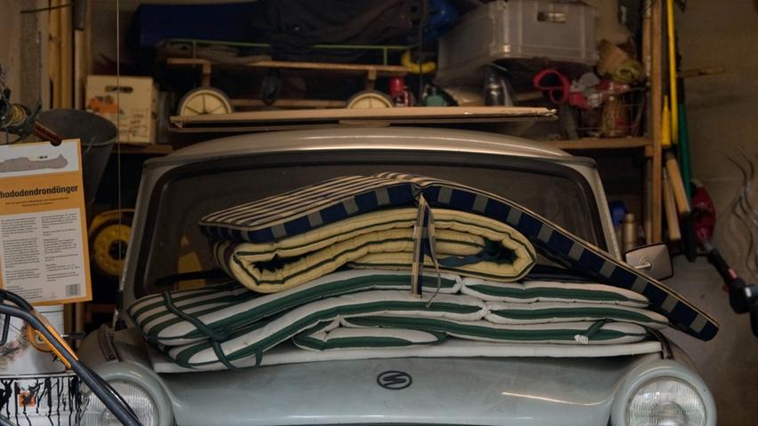 Ein Trabant steht in einer vollgestellten Garage in Chemnitz - reif für das Prädikat "Oldtimer".
