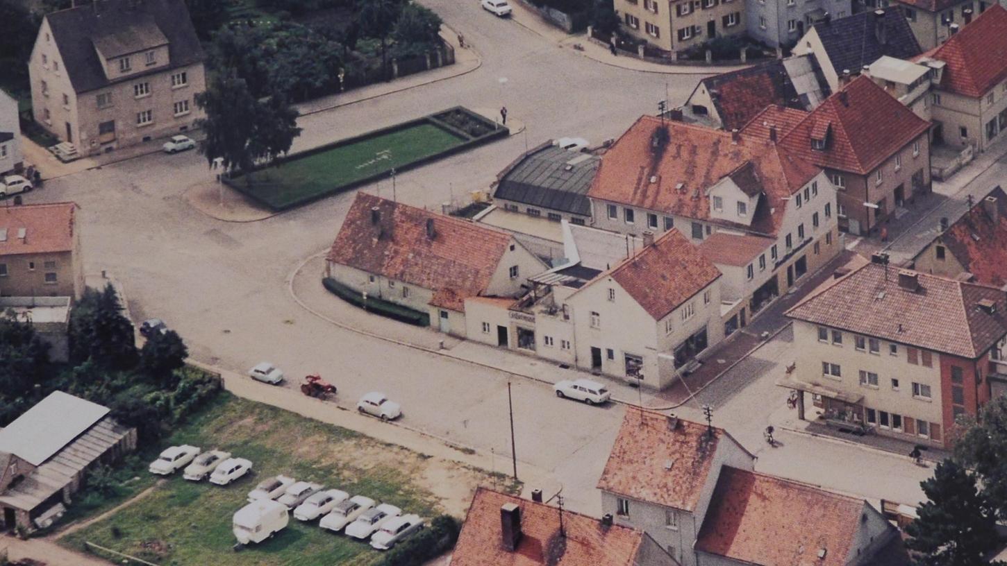 Eidamsplatz: 1968 - Blick auf den Dr.-Heinrich-Eidam-Platz mit der Grünanlage, an deren Stelle sich bis ins 19. Jahrhundert ein Weiher befand.
Eidamsplatz: 1968 - Blick auf den Dr.-Heinrich-Eidam-Platz mit der Grünanlage, an deren Stelle sich bis ins 19. Jahrhundert ein Weiher befand.