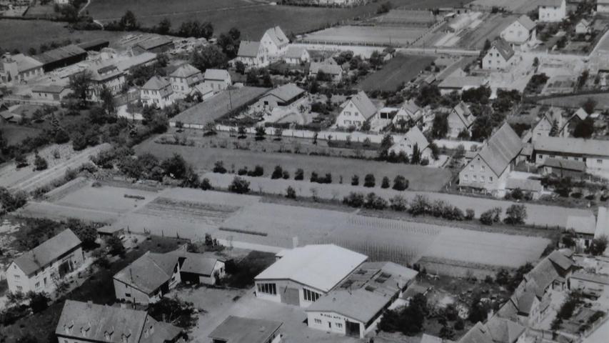 Weißenburger Straße: Aus dem Jahr 1956 stammt dieses Luftbild, das die Weißenburger Straße und die ersten Häuser in der Schmalespanstraße zeigt. Man sieht noch viel freies Gelände in Richtung Austraße. 