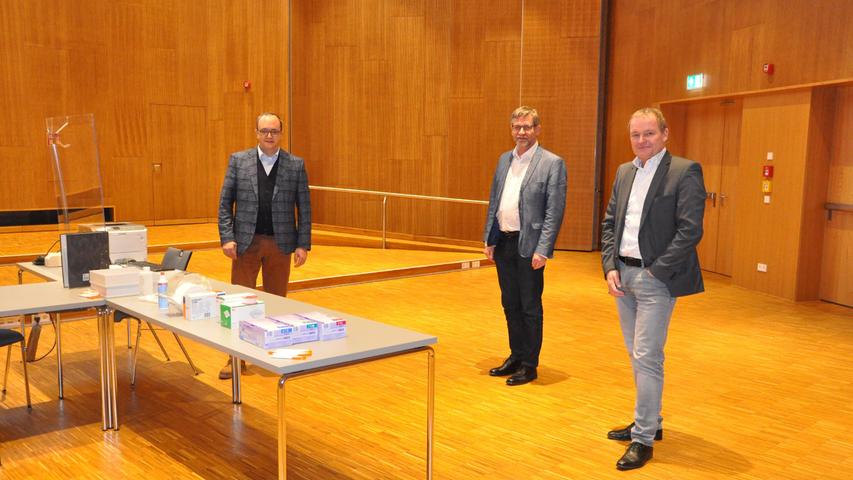  Ab Donnerstag wird in der Gunzenhäuser Stadthalle geimpft: Landrat Manuel Westphal, Bürgermeister Karl-Heinz Fitz sowie Klinikvorstand Christoph Schneidewin (von links) freuen sich über das zusätzliche Impfangebot.