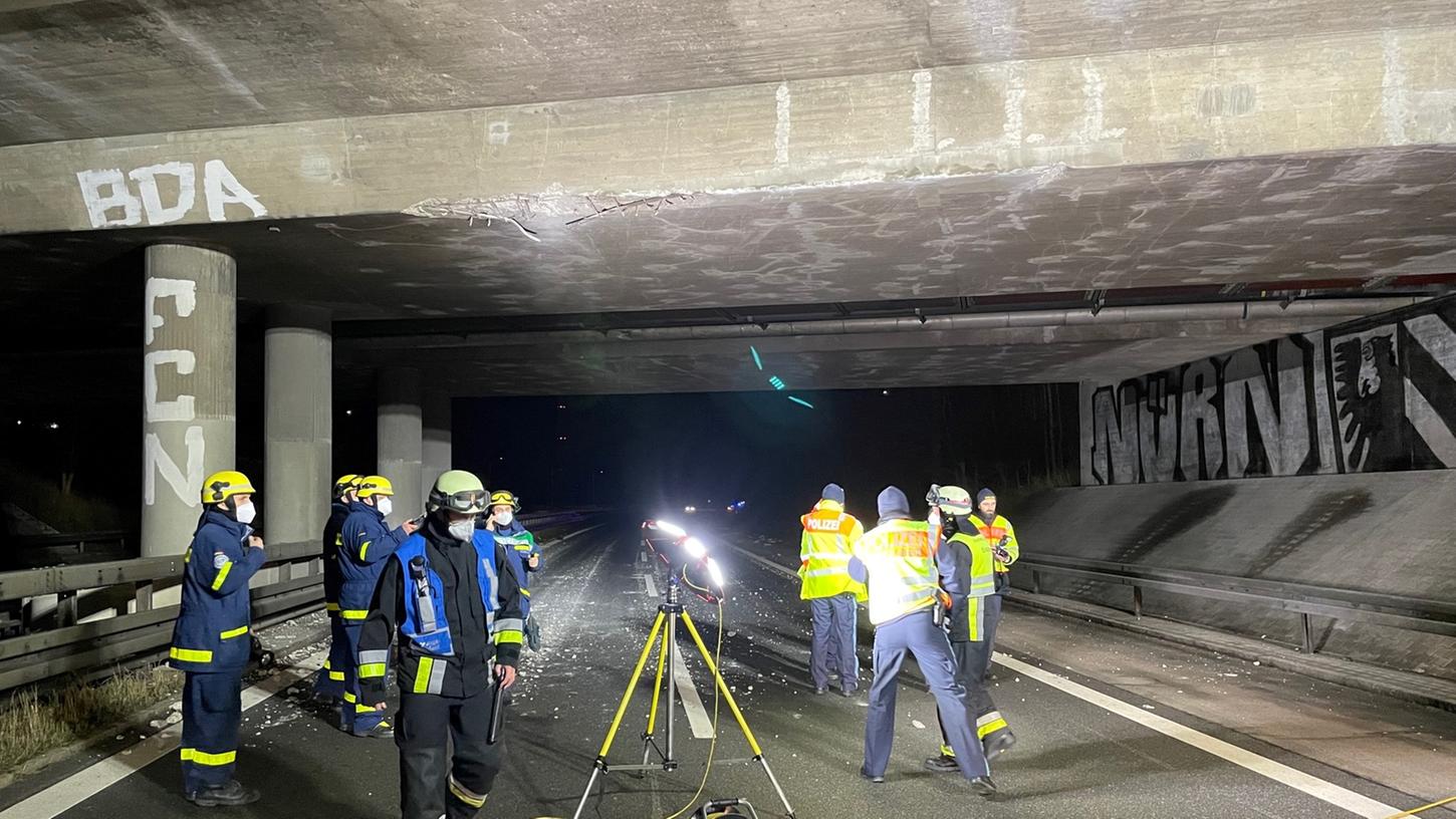  Zu hoch für eine Brücke war am Dienstagabend ein Schwertransporter, der auf der Südwesttangente in Nürnberg unterwegs war.