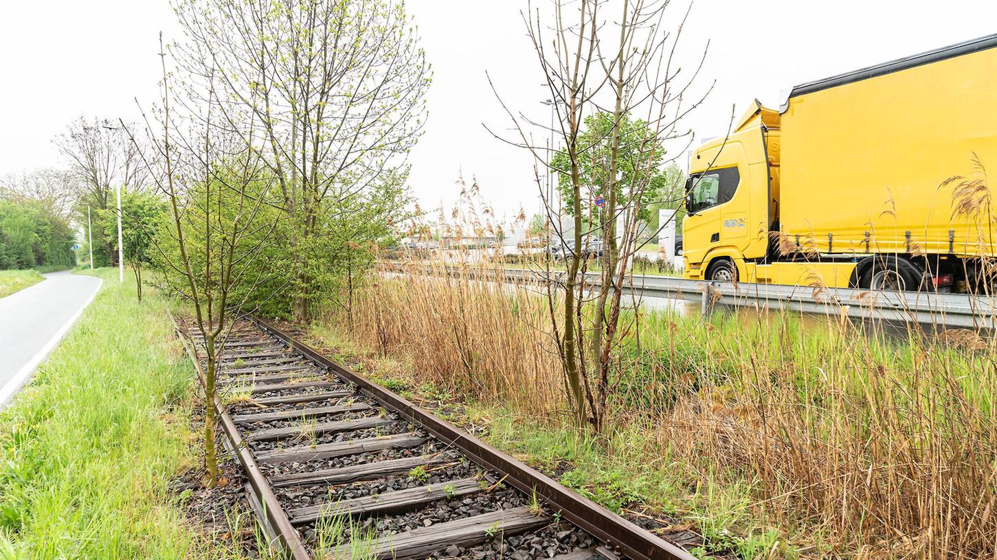 Entlang des Aurachtal-Radweges liegen auf Herzogenauracher Stadtgebiet vielerorts noch die Schienen der Aurachtalbahn, hier entlang des Schaeffler-Geländes. Ein Argument der Befürworter, weshalb man die alte Nebenbahntrasse reaktivieren sollte.