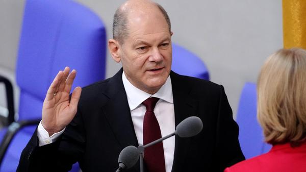 Am 8. Dezember 2021 wurde Olaf Scholz (SPD) als neuer Bundeskanzler gewählt und vereidigt. Scholz führt die erste Ampelkoalition aus SPD, Grünen und FDP auf Bundesebene an.