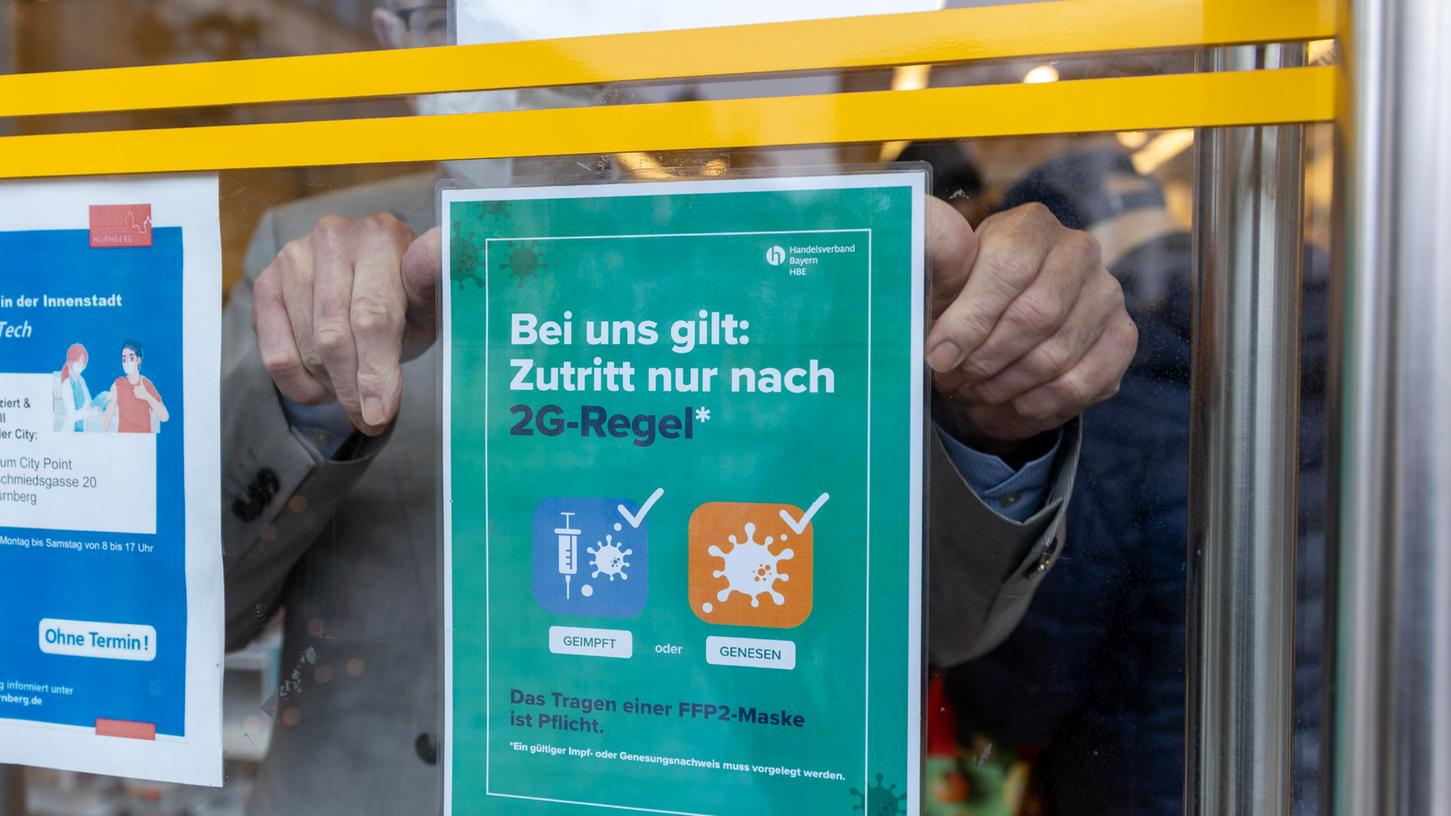 Nürnberg: Auf einem Schild am Eingang des Haushaltswarengeschäft Küschen Loesch wird auf die einzuhaltende 2G-Regel für Kunden hingewiesen. 