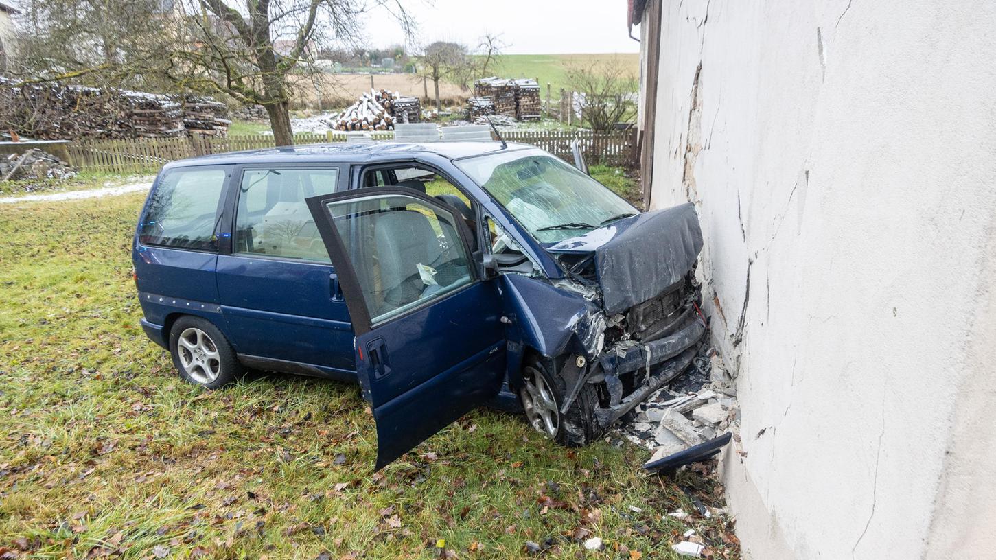Durch den heftigen Aufprall entstanden große Schäden am Fahrzeug und am Gebäude. Der 82-jährige Fahrer wurde schwer verletzt. Durch den heftigen Aufprall entstanden große Schäden am Fahrzeug und am Gebäude. Der 82-jährige Fahrer wurde schwer verletzt.
