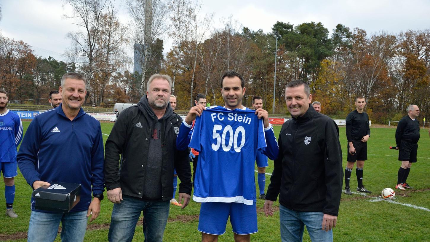 Dirk Schaefer (Abteilungsleiter), Jürgen Kintzel (2. Vorsitzender) und Uwe Kroll (1. Vorsitzender, von links nach rechts) ehren ihren ewigen Torjäger Erman Elibol für 500 Spiele im Trikot des FC Stein.
Dirk Schaefer (Abteilungsleiter), Jürgen Kintzel (2. Vorsitzender) und Uwe Kroll (1. Vorsitzender, von links nach rechts) ehren ihren ewigen Torjäger Erman Elibol für 500 Spiele im Trikot des FC Stein.