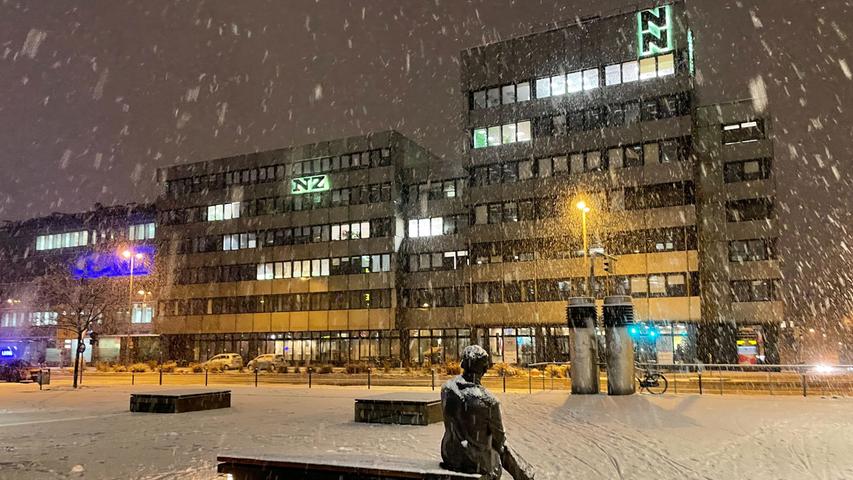 Die Statue des Altbundeskanzlers blickt durch das dichte Schneetreiben auf die Redaktion der Nürnberger Nachrichten, Nürnberger Zeitung und von Nordbayern.de.
