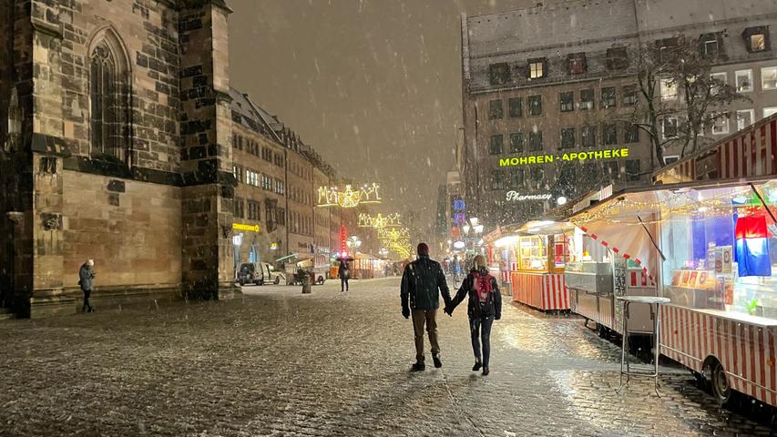 Ein Spaziergang durch das im Schnee liegenden Nürnberg hat auch etwas romantisches.