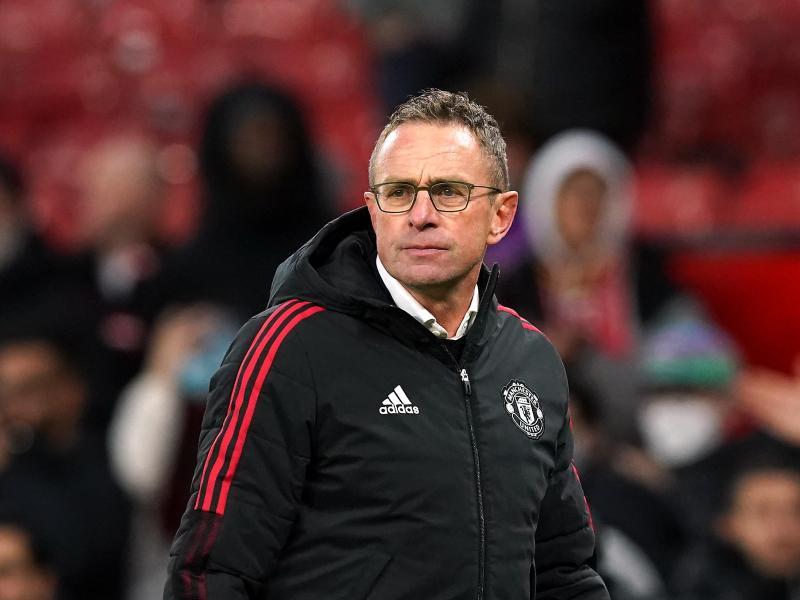 Manchester United und die Krise, schon seit längerer Zeit ein unzertrennliches Duo. Der Rekordmeister entwickelte sich in den vergangenen Jahren eher zum Chaos-Klub, unter Ole Gunnar Solskjaer waren die "Red Devils" immer wieder hinter den Erwartungen zurückgeblieben. Nach der Entlassung Solskjaers setzt der Klub aus dem Nordwesten Englands auf eine Übergangslösung namens Ralf Rangnick. Rangnick gilt als der Kopf hinter RB Leipzig, baute das Fußball-Imperium des Brause-Konzerns mit auf und soll nun auch dem Spitzenklub, der angesichts der Erfolge von Stadtrivale Manchester City und Lokalrivale Liverpool massiv an Glanz verloren hat, wieder auf die Beine helfen.