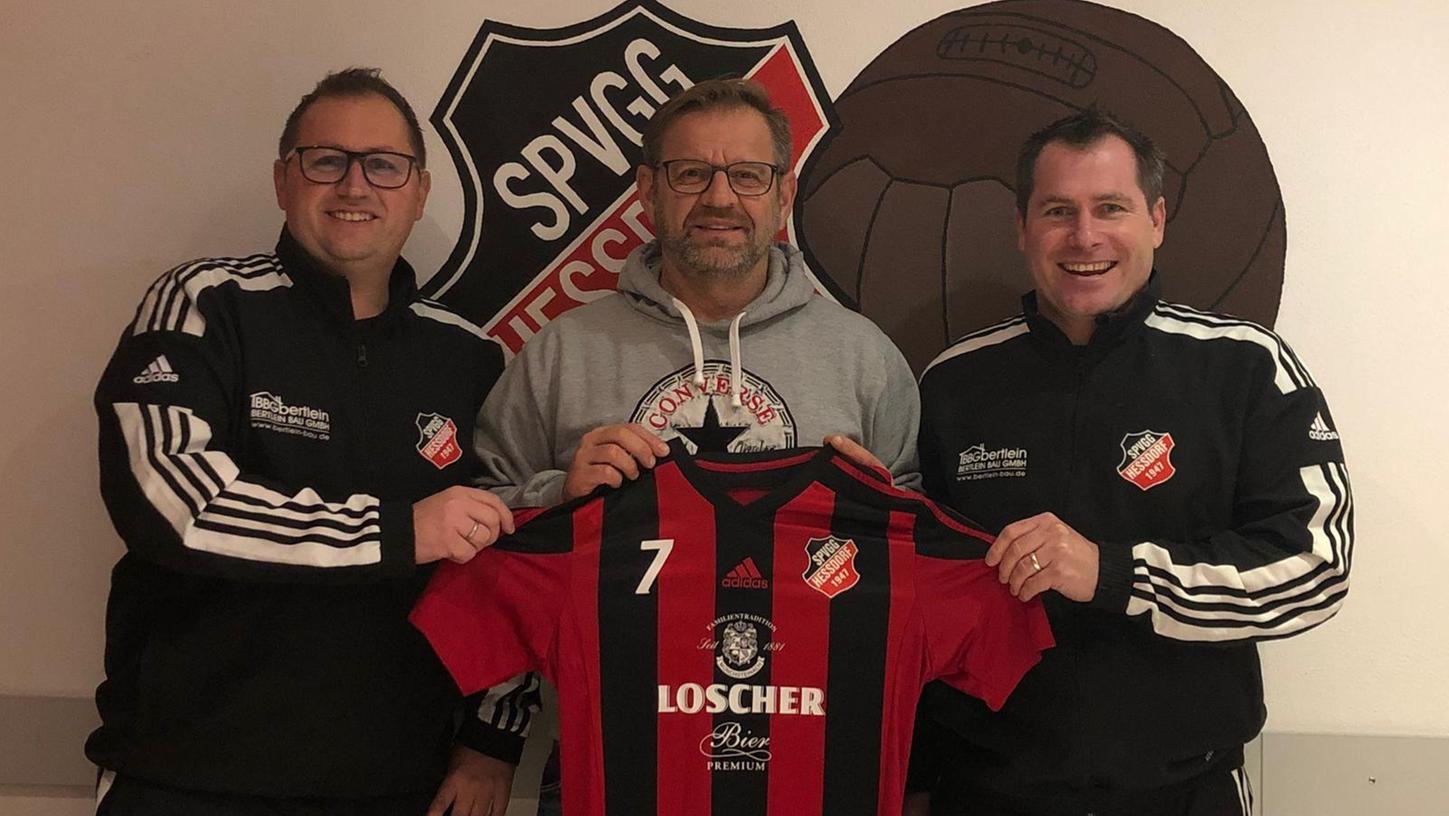 Ein Trikot für den Neuen: Trainer Helmut Wolff (Mitte) mit den SpVgg-Verantwortlichen Gerald Götz (links) und Ulrich Habermann. Ein Trikot für den Neuen: Trainer Helmut Wolff (Mitte) mit den SpVgg-Verantwortlichen Gerald Götz (links) und Ulrich Habermann.