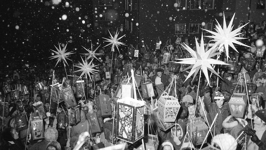 Gestern fand, wie in jedem Jahr, der traditionelle Lichterzug in Nürnberg statt. Hier geht es zum Kalenderblatt vom 10. Dezember 1971: Lichter-Schlange zur Burg.
